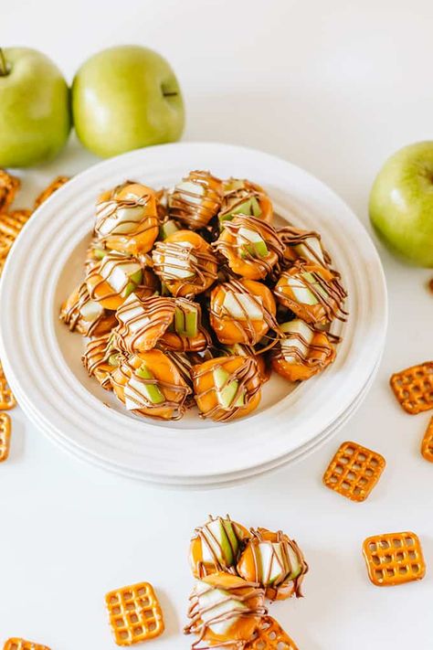 These Easy 5 ingredient Caramel Apple Bites are made with pretzels, caramels, Granny Smith apples, lemon juice, and milk chocolate chips. They're a quick and easy sweet treat perfect for fall. They're ready in 15 minutes or less, this seasonal treat is perfect when you are rushed and can be decorated with sprinkles for an even more festive appearance. Pretzel Apple Caramel, Apple Carmel Pretzel Bites, Pretzel Caramel Apple Bites, Caramel Apple Pretzel Bites, Carmel Apple Pretzel Bites, Apple Pretzels, Caramel Apple Bites, Potluck Food, Apple Turkey