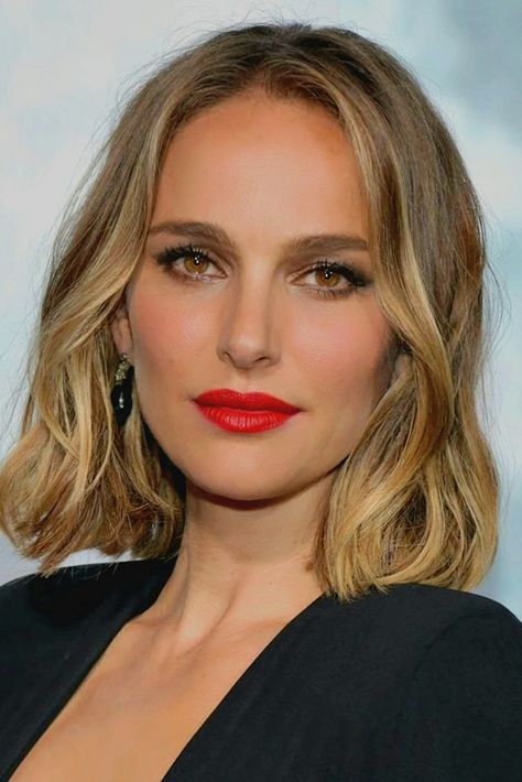 Natalie Portman Hair, Blonde Hair Bangs, Bob Hair Style, Red Blonde Hair, Short Hair Up, Wig Shop, Blonde Hair With Bangs, Hair Guide, Haircut Inspiration