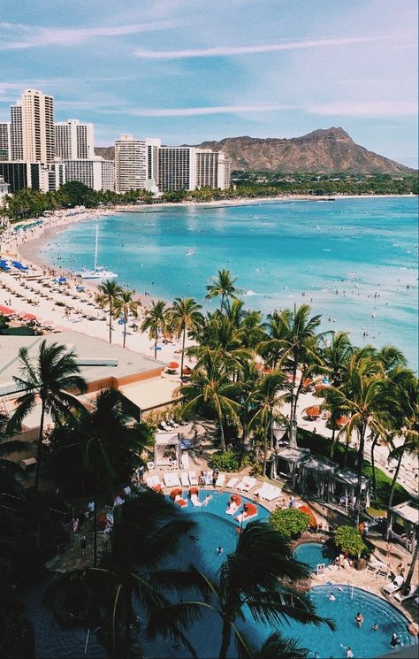 Beautiful view of Waikiki Waikiki Aesthetic, Hawaii Hotel, Sheraton Waikiki, Waikiki Hawaii Beach, Adventure Goals, Honolulu Waikiki, Waikiki Hawaii, Hawaii Pictures, Hawaii Hotels