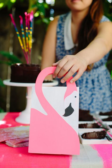 If you are throwing a Flamingo Party...you are going to want to check out today's collection of DIY Pink Flamingo Party Ideas! Everything you need for the party!!! Frosting Brownies, Flamingo Party Favors, Pink Flamingo Decor, Favor Bags Diy, Flamingle Party, Bake Brownies, Pink Flamingo Party, Flamingo Themed Party, Flamingo Craft