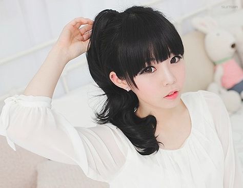 Curly ponytail #hairstyle #bangs Zuri Ross, Ulzzang Hairstyle, Painting A Face, Bangs Inspo, Hairstyle Bangs, Hime Cut, Curly Hair Ponytail, Ulzzang Hair, Short Hair Back