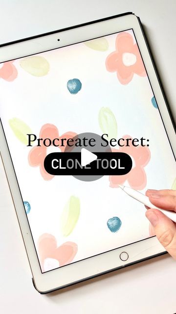 Meg | Lettering Artist on Instagram: "What’s the secret to quickly duplicating elements of your Procreate designs?!…The Clone Tool!🎉 Here’s what you’ll need to do👇🏼  1. Draw something fabulous🌸- pro tip: I recommend starting with something basic like a flower or heart while you’re practicing!  2. Tap the Adjustments icon to pull up the menu of options  3. Tap Clone- When you do this you’ll see a small disk appear on your screen.   4. Drag the disk over the element you want to duplicate  5. Then start painting somewhere else on your screen, and you’ll see your art begin to clone itself!  6. Repeat as needed!🎉  This works great when using Procreate brushes with textures to help you keep everything consistent while saving a little bit of time!   Here’s what I used…  🖌️ Procreate Brush: Painting Ideas On Procreate, Things To Draw On Ipad, Procreate Art Ideas, Easy Procreate Art, Procreate Classes, Procreate Practice, Procreate Designs, Procreate App Tutorial, Procreate Drawings