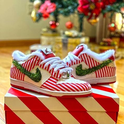 SNKRFLEA on Instagram: “🔥OR 🗑? What do you think of these custom Christmas dunks? What should they be called? REMINDER: I’m selling a box logo tee shirt tonight…” Custom Nike Dunks, Custom Dunks, Bad Shoes, Custom Sneakers Diy, Christmas Shoes, Custom Nike Shoes, Shoes World, Custom Nike, Shoe Display