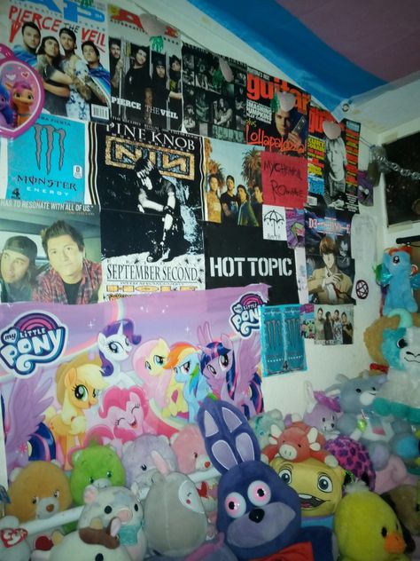 Scenemo Room Ideas, 2000s Scene Bedroom, Scene Emo Room Ideas, Emo Scene 2000s Room, Emo Room Inspiration, Scene Bedroom 2000s, 2000s Emo Room Ideas, Midwest Emo Bedroom, Scene Kid Room Ideas