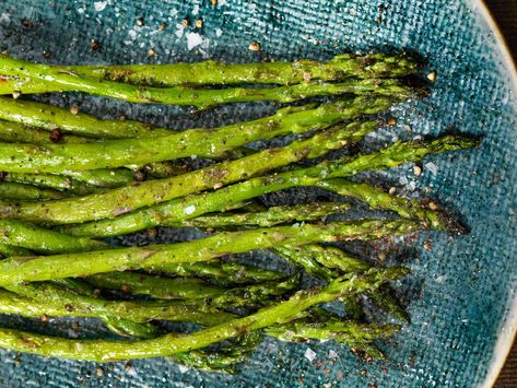 Martha Stewart's Simple Trick for the Best Roasted Asparagus Cooked Asparagus, Recipes With Vegetables, Ways To Cook Asparagus, Recipes Asparagus, Asparagus Recipes Roasted, Oven Roasted Asparagus, Veggie Ideas, Holiday Dishes, How To Cook Asparagus