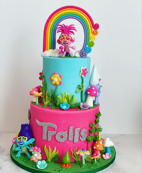 Trolls cake. Bolo trolls First Birthday Trolls Theme, Poppy Birthday Cake Trolls, Trolls Theme Party, Trolls Rainbow Cake, Trolls 3rd Birthday Cake, Poppy Trolls Birthday Cake, Birthday Cake Trolls, Trolls 5th Birthday Party Ideas, Trolls Two Year Old Party