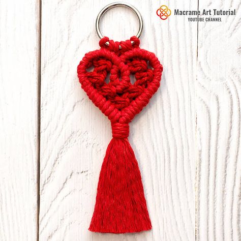 Macrame Heart Keychain, Keychain Diy Easy, Christmas Tree Macrame, Heart Shape Keychain, Tree Macrame, Gift Macrame, Keychain Tutorial, Macrame Heart, Macrame Christmas Tree