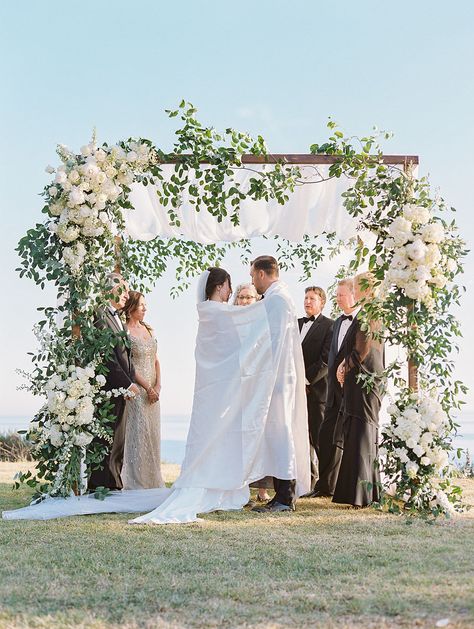 Chupa Wedding Ideas, Chuppah Floral Installation, Garden Wedding Chuppah, Wedding Chuppah Flowers Romantic, Chuppa Wedding Flowers, Wedding Huppa Decor, Chuppah Floral Decor, Wedding Chuppah Greenery, Chuppah Wedding Ideas