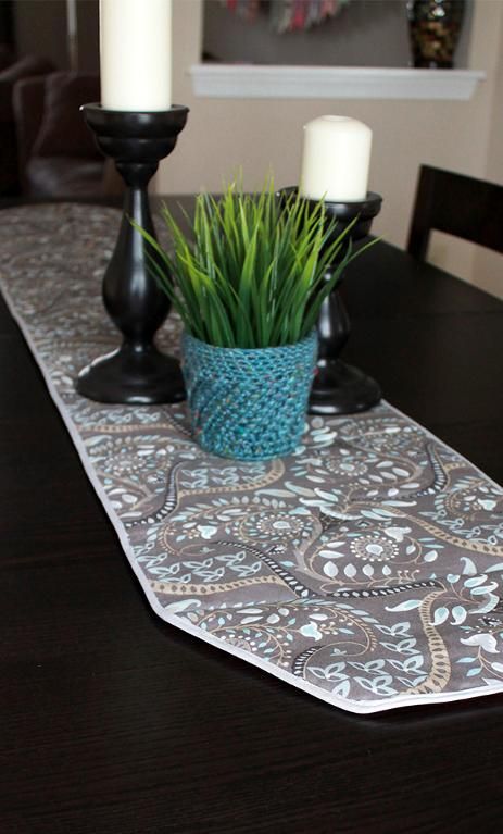 Sew an insulated, reversible table runner that functions as a trivet (or hot pad) for all your hot dishes thanks to Insul-Bright — perfect for hosting the holidays! Kitchen Table Rug Ideas, Crochet Planter Cover, Planter Cover, Table Runner Diy, Place Mats Quilted, Crochet Table Runner, Table Runner And Placemats, Quilted Table Runners, Hot Pad