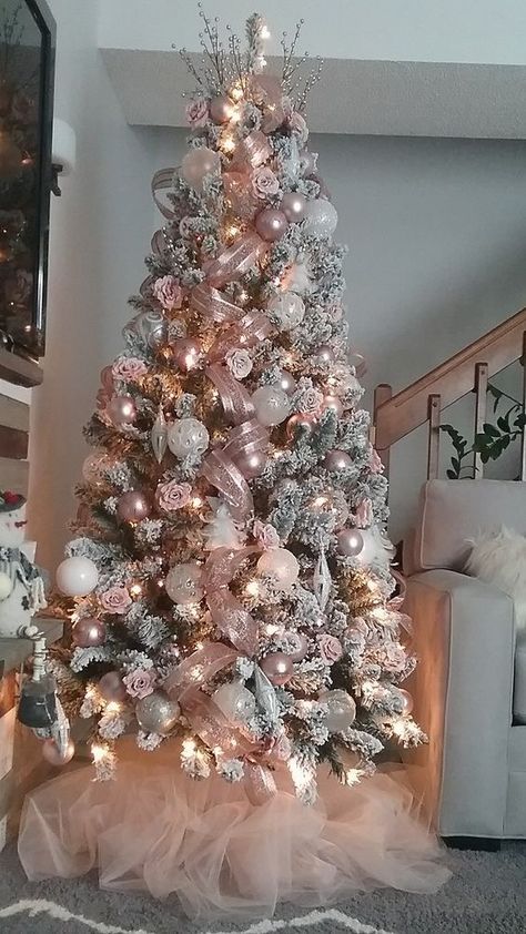 Rose Pink Christmas Tree, Glitter Christmas Decor, Pink Christmas Decorations Tree, Rose Gold Xmas Tree, Mauve Christmas Tree, Christmas Tree Ideas Pink, Pink Themed Christmas Tree, Pink Tree Decorations, Christmas Tree Themes Colors