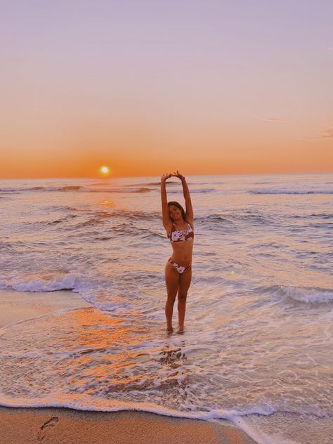 Sunrise Ocean Pics, Sunrise Inspo Pics, Cute Beach Pictures For Instagram, Beach Pose Pictures, Spring At The Beach, Beach Single Photoshoot, Beach Trip Poses, Sun Rise Beach Photoshoot, Sunset Picture Poses