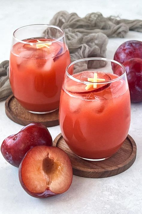 Plum Juice Recipes, Plum Drink, Sliced Ginger, Plum Juice, Dinner Recipes Healthy Family, Natural Cleanse, Plum Recipes, Detox Juice Recipes, Fast Dinner Recipes