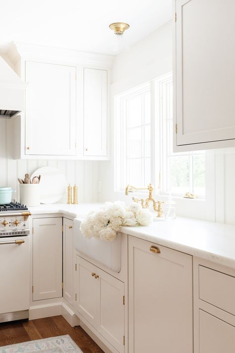 Non Shaker Kitchen Cabinets, Soft White Cabinets Kitchen, Slim Shaker Cabinets Kitchen, Inset Shaker Cabinets, Kitchen Flip, Shaker Cabinets Kitchen, Cream Colored Kitchen Cabinets, Kitchen Shaker, Cream Kitchen Cabinets