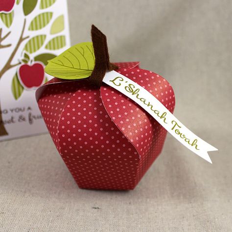 Apple Gift Box by Lizzie Jones for Papertrey Ink (July 2015) Apple Themed Gifts, Apple Paper Crafts, Apple Themed Gifts For Teachers, Teacher Appreciation Gifts Apple, Apple Container Teacher Gift, Shanah Tovah, Apple Gift Card, Apple Boxes, Apple Gifts