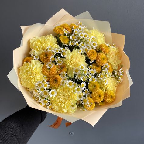 Yellow Flowers Bouquet, Flower Boquet, Luxury Flower Bouquets, Yellow Bouquets, Flower Bouquet Diy, Boquette Flowers, Flowers Bouquet Gift, Nothing But Flowers, Bouquet Arrangements