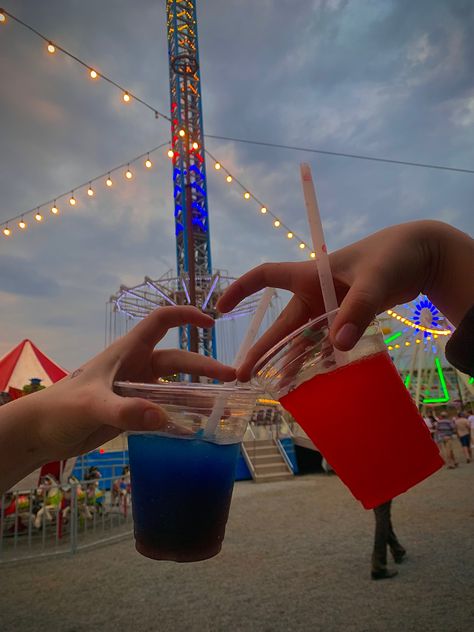 Cute Fair Couple Pictures, Six Flags Couple Pictures, Couple Amusement Park Pictures, Amusement Park Date Aesthetic, Amusement Park Pictures Ideas, Amusement Park Date Outfit, Amusement Park Couple, Park Date Aesthetic, Amusement Park Photo Ideas