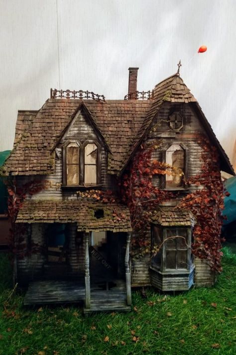 Scary Dollhouse Haunted Houses, Haunted Dollhouse Exterior, Haunted Doll Houses, Haunted Doll House Ideas, Witch Cottage Dollhouse, Southern Gothic Dollhouse, Haunted House Diorama, Haunted Doll House Diy, Miniature Horror