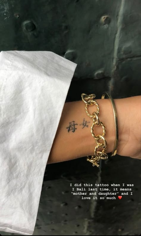 Mini Tattoo Finger, Aesthetic Mini Tattoo, Tattoos Baddie, Tattoos Chinese, Tattoo Dainty, Chinese Tattoos, Fall Aesthetic Pictures, Baddie Tattoos, Dainty Tattoo