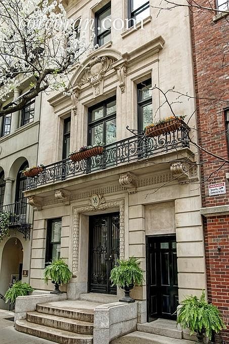 Beautiful Facades Architecture, Classic Six Apartment New York, New York Townhouse Exterior, New York House Exterior, New York Townhouse Interior, Luxury Brownstone, Nyc Houses, New York Houses, Limestone Facade