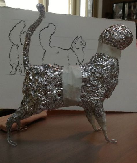 cat armature made from foil and wire; kids can bring their own foil roll Paper Mache Projects, Paper Mache Animals, Paper Mache Clay, Paper Mache Art, Paper Mache Sculpture, Paper Mache Crafts, Sculpture Ideas, Tin Foil, Clay Art Projects