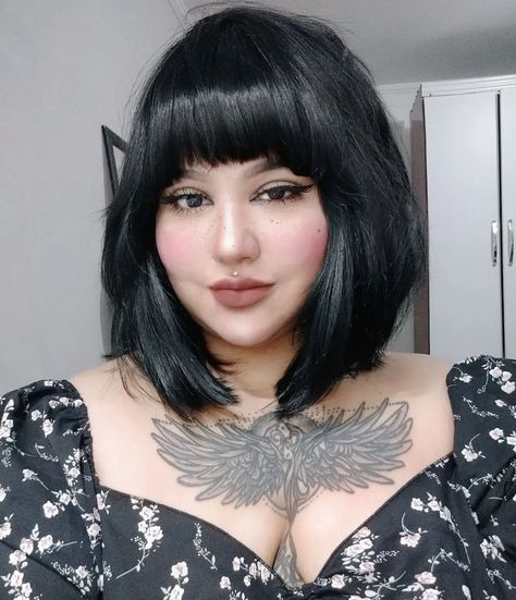 Chanel hair cut with bangs Betty Bangs Round Face, Black Bob With Fringe, Cleopatra Haircut, Cabelo Plus Size, Short Hair Plus Size, Short Hair Cuts For Round Faces, Medium Bob Haircut, Bangs For Round Face, Hair Color Crazy