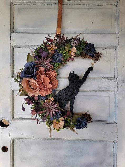 "Witchy Crystal Wildflower Cat Crescent Moon Front Door Wreath * Boho Botanical Celestial Hanger * Cottagecore Decor * Mom Cat Lovers Gift For the girls with stars in their eyes and wildflowers (with a little cat hair) in their hair! This 18\" grapevine moon is bursting with beautiful, natural looking greenery and flowers and an authentic smokey quartz hanging crystal. The 12\" kitty is uniquely patterned. This wildflower wreath makes a fabulous gift for any plant enthusiast. I only create my wr Front Door Witch Decor, Hanging Door Decor, Decor Above Door, Black Cat Wreaths For Front Door, Boho Wreaths For Front Door Spring, Boho Door Decor, Witchcore Home Decor, Witchy Door Hanger, Moon Wreath Diy