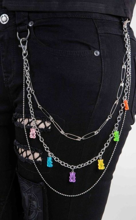 Diy Goth Clothes, Punk Lifestyle, Chain Outfit, Jeans With Chains, Accesorios Aesthetic, Kawaii Bracelet, Punk Style Outfits, Tea Crafts, Diy Hair Accessories Ribbon