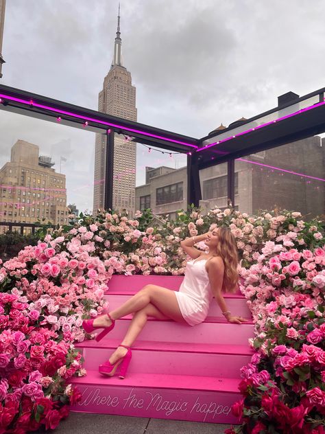 Pink Rooftop, Rooftop Bar Outfit, New York Vibes, Inspirational Photography, Places In New York, Bar Outfit, Dream Places, Magic Hour, Ny City