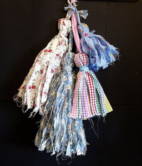 Fabric Twine Projects Ideas, Pom Pom Aesthetic, Tassel Angels, Tassen Hanger, Tassel Ornaments, Fabric Pom Poms, Fabric Tassels, Tassels Tutorials, Torn Fabric