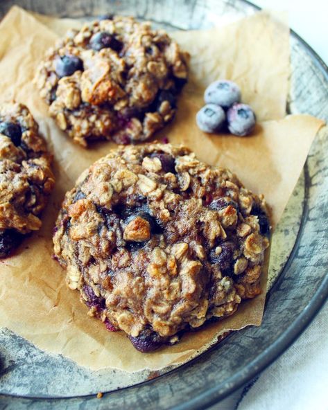 Blueberry Banana Breakfast Cookies — Baked Greens Banana Breakfast Cookies, Healthy Blueberry Recipes, Banana Cookies Healthy, Blueberry Oatmeal Cookies, Peanut Butter Blueberry, Banana Breakfast Cookie, Banana Oat Cookies, Oatmeal Cookies Easy, Oatmeal Breakfast Cookies