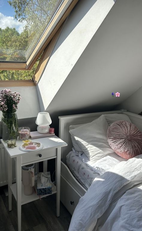 Aesthetic Bedroom Slanted Ceiling, Slope Room Ideas, Attic Bedroom No Window, Sloping Roof Room Ideas, Small Attic Bedroom Ideas Slanted Walls Storage Closets, Slanted Roof Room Ideas, Cozy Attic Bedroom Aesthetic, Attic Room Decor Ideas, Slanted Bedroom Ceiling