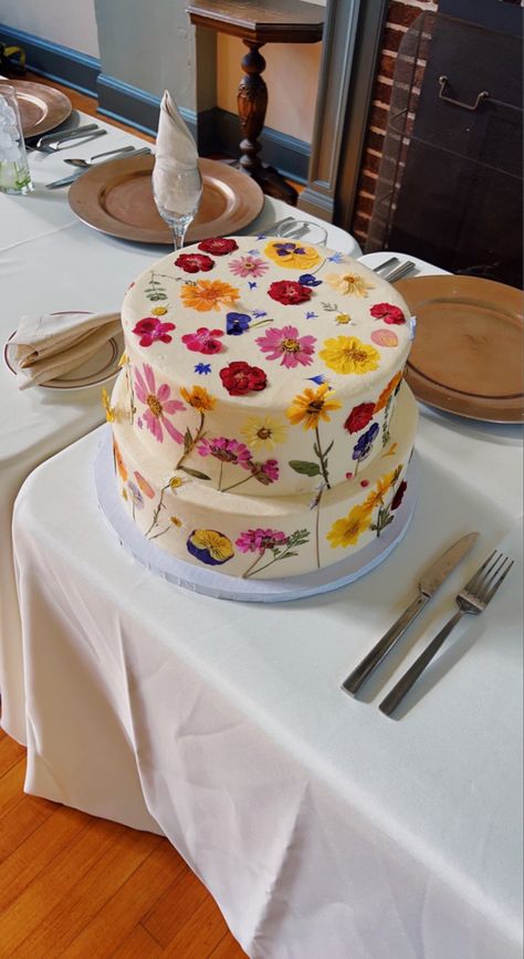 Essen, Flower Layer Cake, Indie Wedding Cake, Flower Covered Cake, Graduation Cakes With Flowers, Flower Fruit Cake, Flower And Fruit Cake, Spring Flower Cake Ideas, Dried Flowers On Cake