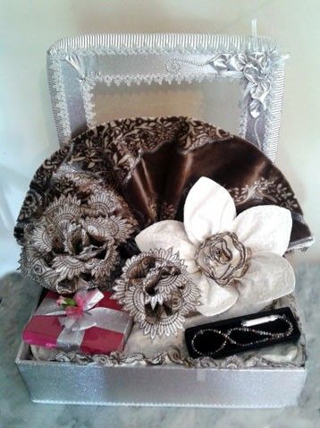 Hantaran Mukena, Diy Wedding Gift Box, Diy Hantaran, Shadow Box Wedding, Gubahan Hantaran, Diy Wedding Gift, Hantaran Pernikahan, Wedding Shadow Box, Wedding Gift Pack