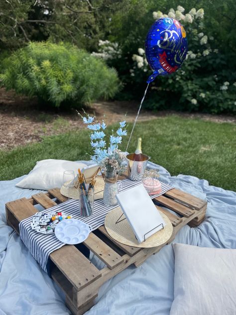 Paint And Sip Picnic Ideas, Birthday Picnic Painting, Painting Date Ideas Aesthetic, Sip And Paint Picnic Setup Ideas, Picnic In The Park Ideas, Picnic Painting Ideas, Painting Picnic Date Aesthetic, Picnic Ideas Birthday, Garden Picnic Aesthetic