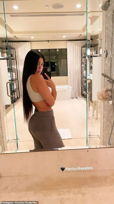 Kourtney Kardashian 2018, Kourtney Kardashion, Kardashian Home, Kourtney Kardashian Style, Sleek Bathroom, Kim Kardashian Outfits, Jennifer Aniston Style, Kardashian Outfit, Mode Zara