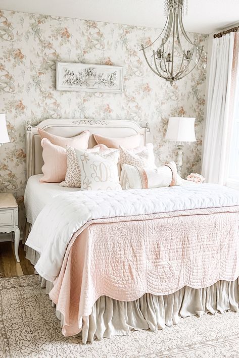 Traditional Pink Bedroom, Country Romance Bedroom, Cottage Pink Bedroom, Vintage Floral Bedroom Aesthetic, French Feminine Bedroom, Pink Love Shack Fancy Bedroom, Pink French Country Bedroom, Pink Coastal Granddaughter Room, Loveshackfancy Room Aesthetic