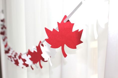 Canada Day inspiration: 25 DIY ideas, crafts, printables and recipes for July 1st - simple as that Fall Bridal Shower Decorations, Canada Party, Canada Day Crafts, Canadian Party, Canada Birthday, Canada Day Party, Diy Birthday Banner, White Garland, Canada Holiday