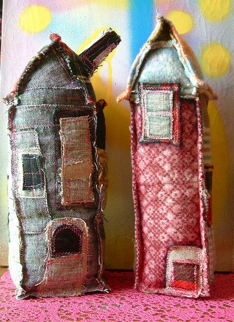 little fabric houses. Whimsical Houses, Fabric Door Stop, Art Houses, Mini Houses, Art Miniature, Meli Melo, Textile Artist, Small Houses, Fabric Houses