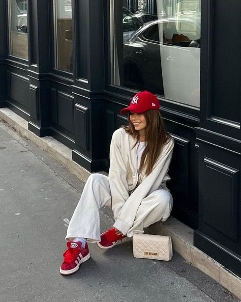 Red Cap Outfit, Red Adidas Outfit, Red Sneakers Outfit, Red Shoes Outfit, Outfit Campus, Camisa Adidas, Red And White Outfits, Looks Adidas, Adidas Outfit Shoes