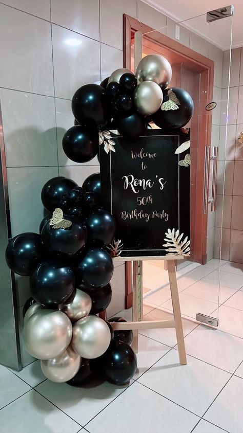 Black And Gold Themed Graduation Party, Party Welcome Sign With Balloons, Farewell Balloon Decoration, Table Graduation Decorations, Graduation Balloons Arch, Farewell Party Themes Decoration, Black And Silver Graduation Decor, Graduation Balloon Arch Party Ideas, Graduation Welcome Board