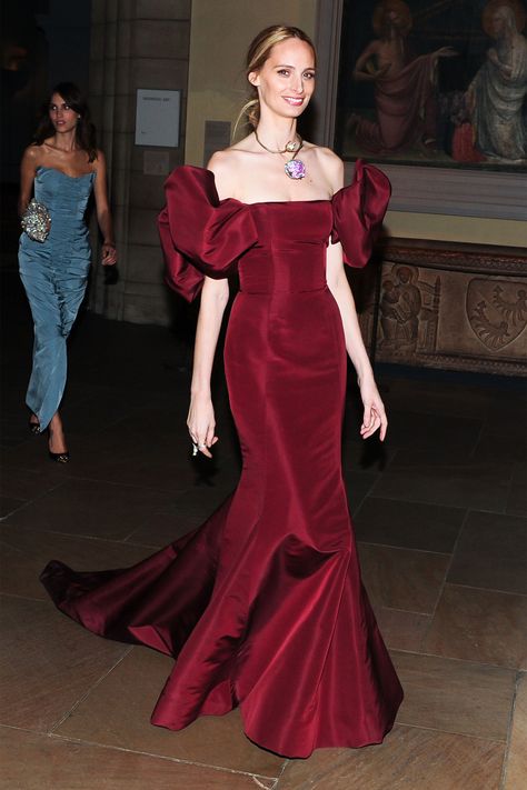 Lauren Santo Domingo in this gorgeous Oscar de la Renta ....a Dominican ... to funny! Lauren Santo Domingo, Gala Dresses, Couture Gowns, Red Carpet Dresses, Red Carpet Fashion, Prom Gown, Fancy Dresses, Special Occasion Dresses, Look Fashion