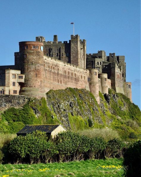 Bamburgh Castle, Castle Pictures, Medieval Castles, European Castles, The Last Kingdom, Interesting Places, Beautiful Castles, Medieval Castle, Beautiful Buildings