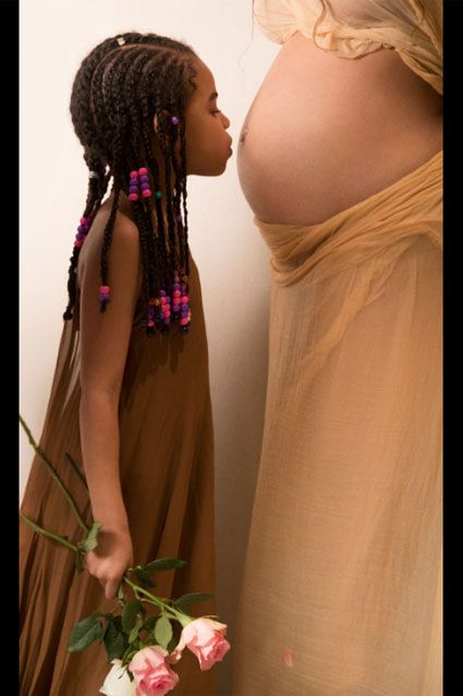 Blue Ivy kissing mom Beyoncés bump. Beyonce Pregnant, Beyonce Show, Beyonce 2013, Blue Ivy Carter, Baby Bump Photos, Bump Photos, Beyoncé Giselle Knowles-carter, Beyoncé Giselle Knowles, Beyonce And Jay Z