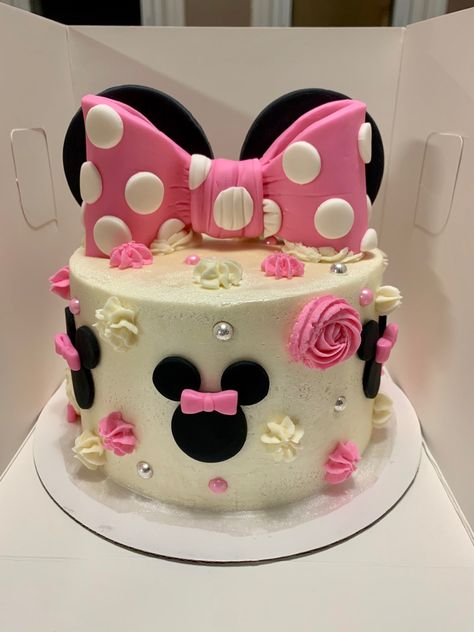 Butter Cream Mini Mouse Cake, Minnie Mouse Smash Cake 1st Birthdays, Minnie Mouse Birthday Cake Ideas, Rođendanske Torte, Minnie Mouse Cupcake Cake, Minnie Mouse Cake Design, Minnie Mouse Smash Cake, Tinkerbell Invitations, Icing Cake Design