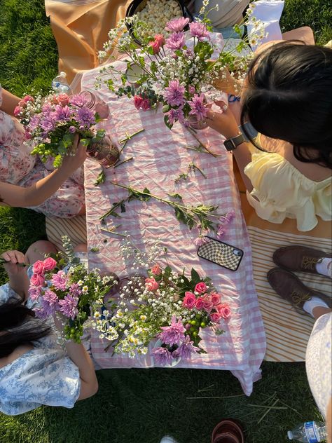 Spring Girls Party, Midsummer Garden Party, Garden Afternoon Tea, Flower Themed Party Aesthetic, Pink Cottagecore Birthday, Mid Summer Party, Spring Activities Aesthetic, Midsommar Party Decor, Garden Picnic Aesthetic Birthday