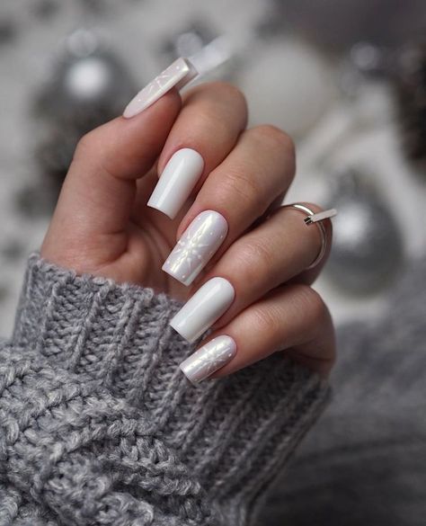 This winter-inspired nail design features a glossy white base with iridescent snowflake accents. The subtle shimmer and clean white color create a fresh, snowy look that’s both elegant and festive. Ideal for the holiday season or winter weddings, these nails bring a touch of frosty beauty to any occasion. Frosty White Nails, White Winter Nails, Short Square Nails, Iridescent White, Gray Nails, Winter Inspired, Winter Nail Art, Winter Nail Designs, Winter Weddings