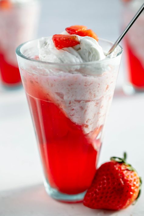 Sugar Free Strawberry Jello Parfait Strawberry Jello Parfait, Healthy Banana Pudding, Jello Parfait, Sugar Free Whipped Cream, Sugar Free Jello, Jello Desserts, Low Calorie Dessert, Strawberry Jello, Valentine Desserts