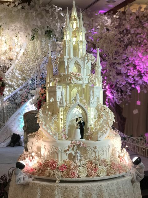 Bakery Quality Cake Recipe, 8 Cake Number, Wedding Cake Castle, Medieval Cake, Fairytale Wedding Cake, Kue Fondant, Outdoor Wedding Cake, Castle Wedding Cake, Fairy Tale Wedding Cake