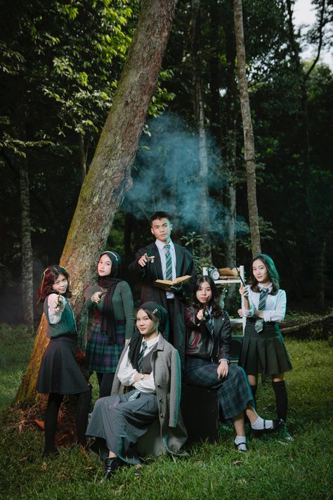 Tema Yearbook Bohemian, Group Photos Outdoor, Harry Potter Bts Photos, Pose Foto Yearbook, Yearbook Pose Ideas, Harry Potter Outfit Ideas Casual, Year Book Photoshoot Ideas, American High School Outfit, Yearbook Themes Photoshoot