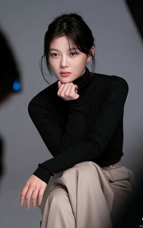 Pose Mode, Professional Profile Pictures, Korean Photoshoot, Professional Headshots Women, Headshots Women, Headshot Poses, Studio Portrait Photography, Studio Poses, Studio Photography Poses